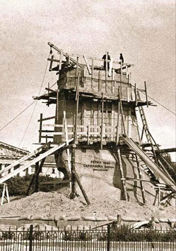 Памятник Петру I легендарный Медный всадник в защитном устройстве на - фото 394