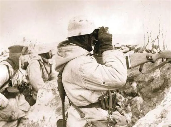 Солдаты Вермахта готовятся к отражению атаки Украина зима 1944 года Справа - фото 725