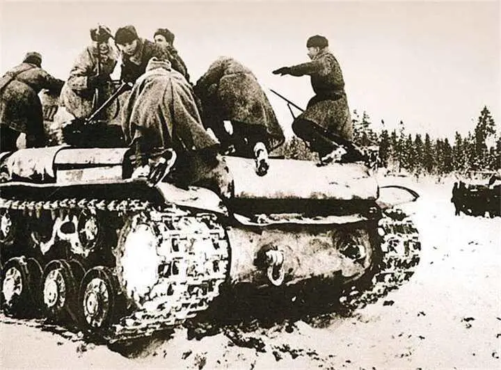 Посадка советского танкового десанта на тяжелый танк КВ Зима 194142 г - фото 299