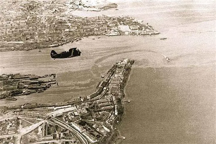 Советские истребители И153 Чайка над Севастополем 1941 г Теплоход - фото 336