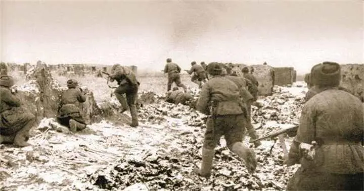Вперед в историю Советские пехотинцы идут в атаку под Сталинградом Румынские - фото 559