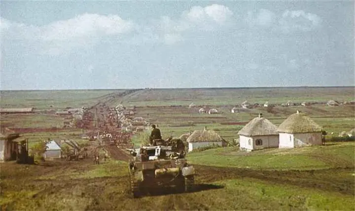 Немецкая колонна проходит по деревне в районе Харькова Май 1942 г На переднем - фото 455