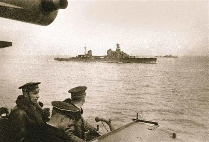 Корабли Черноморского флота в походе 1942 г На переднем плане легкий - фото 347