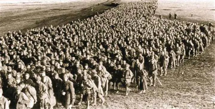 Колонна советских военнопленных в поле под Харьковом Май 1942 г Немецкие - фото 457