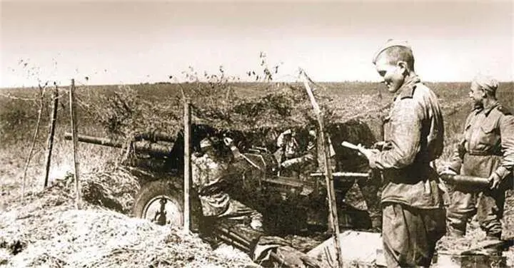 Советская 76мм пушка Ф22УСВ на позиции 1943 г Обратите внимание на - фото 640
