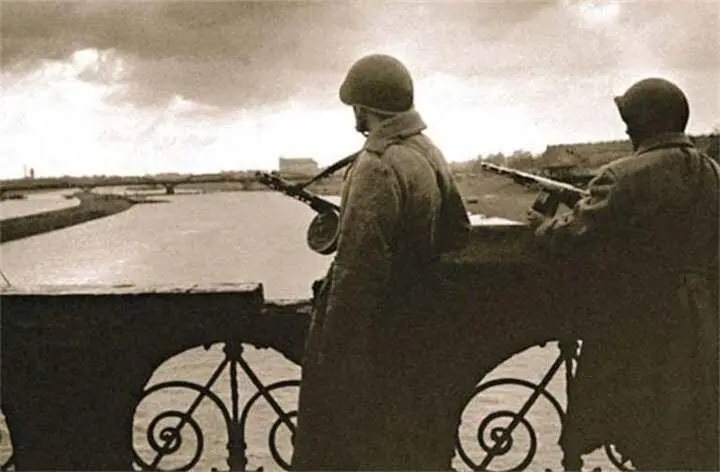 Бойцы Красной Армии на мосту через Одер Германия март 1945 г ФОЛЬКСШТУРМ - фото 888