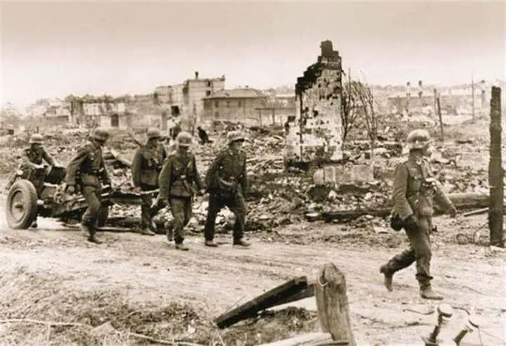 Расчет немецкого 75мм легкого пехотного орудия в развалинах Сталинграда 1942 - фото 534
