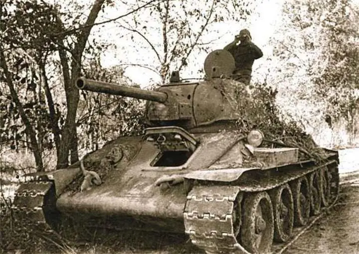 Советский средний танк Т3476 в засаде 1943 г Командир бронемашины ведет - фото 658