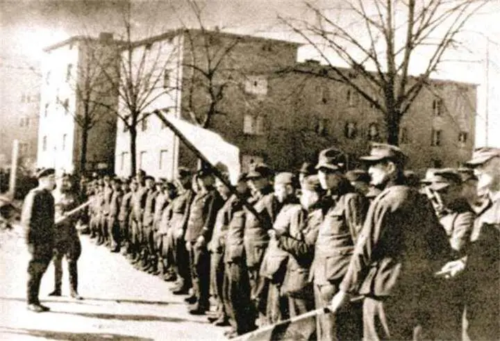 Капитуляция остатков гарнизона Алленштейна Советская средняя - фото 905