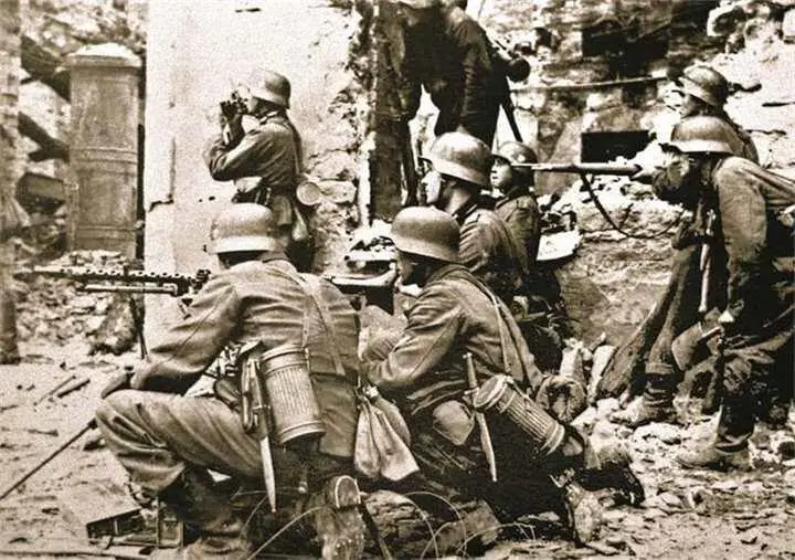 Солдаты Вермахта в уличном бою в Таллине Август 1941 г В целом Балтийским - фото 392