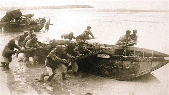 Переправа боеприпасов через Сиваш на крымскую землю Декабрь 1943 г - фото 750