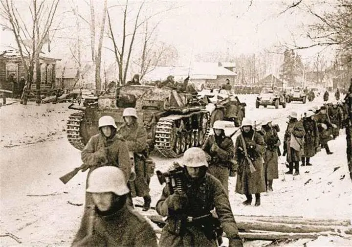 Немецкие части в одном из занятых под Москвой населенных пунктов Декабрь 1941 - фото 282