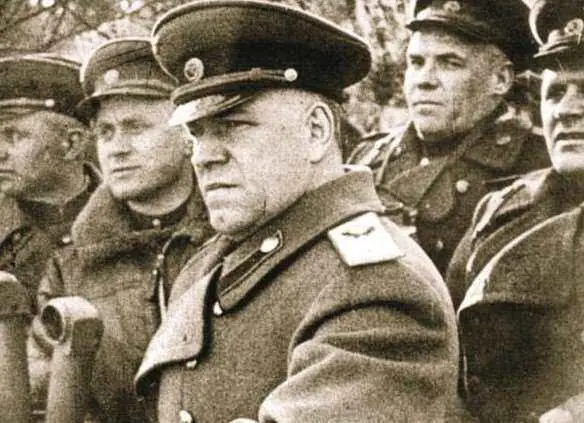 Командующий 1м Белорусским фронтом ГК Жуков на командном пункте перед - фото 948