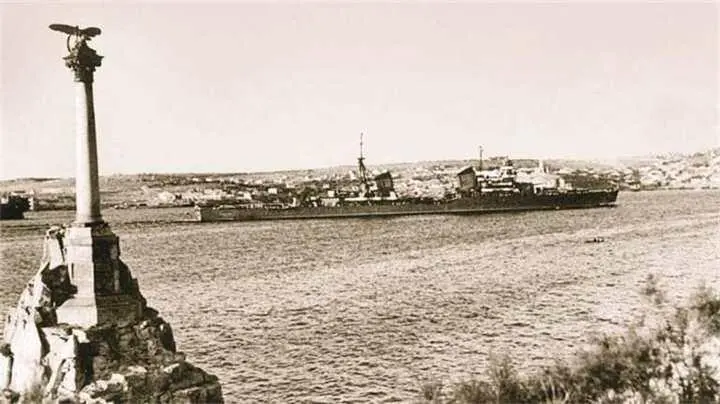 Легкий крейсер Молотов входит в Северную бухту 1942 г За время обороны - фото 368