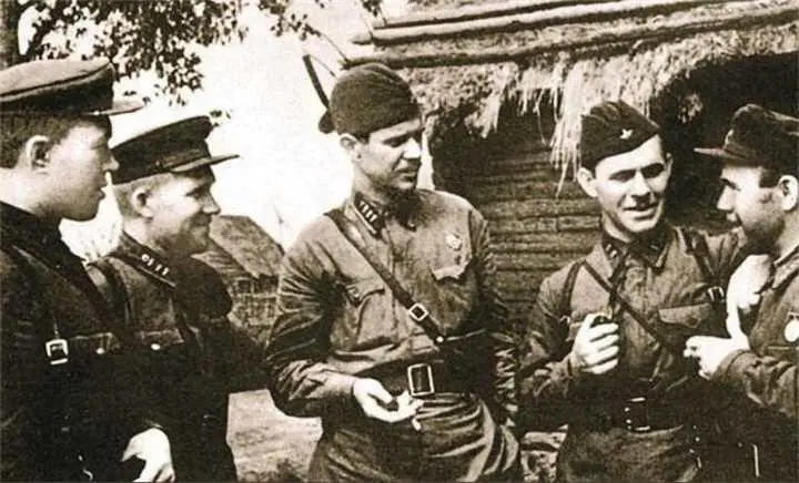 Командир 371й стрелковой дивизии полковник НН Олешев с офицерами штаба в - фото 464