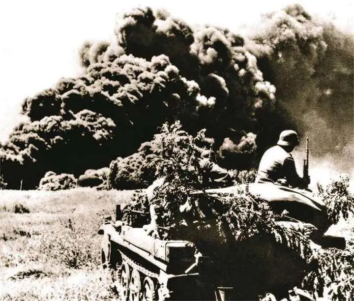 Немецкие солдаты на бронетранспортере SdKfz 251 на фоне дыма от горящих - фото 600