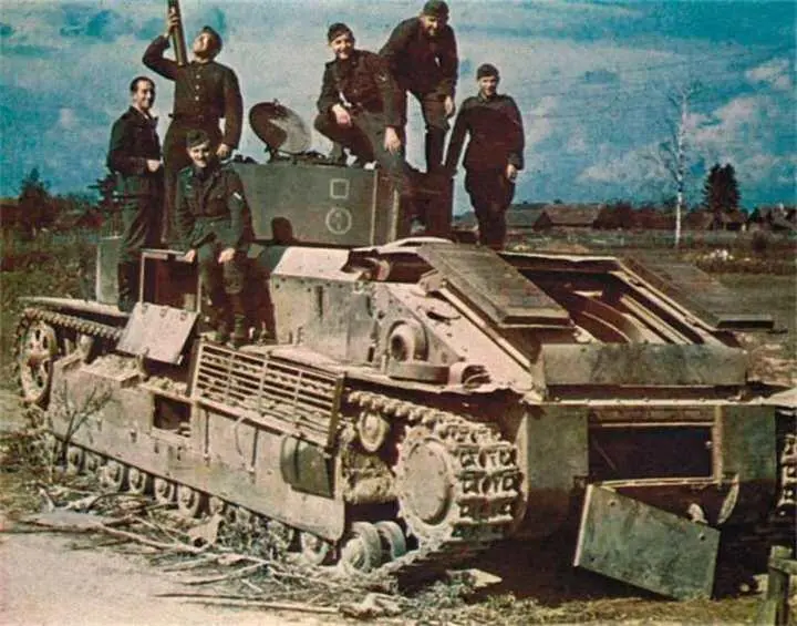 Немецкие солдаты фотографируются на брошенном изза поломки трансмиссии в - фото 379