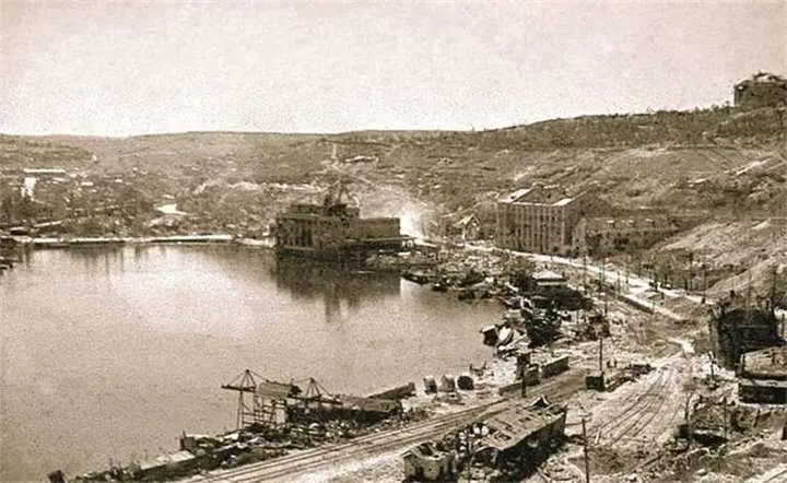 Разрушенный порт Севастополя Июль 1942 г За оборону Севастополя - фото 375