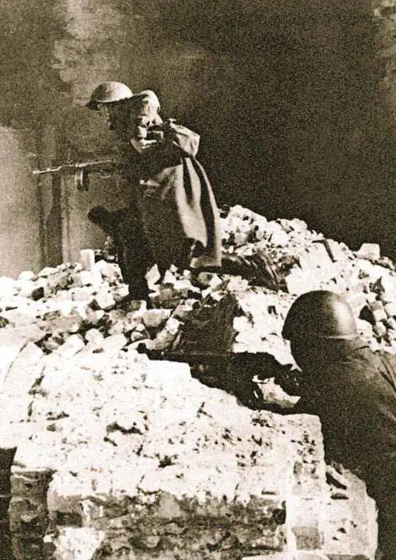 Красноармейцы в уличном бою во Ржеве Март 1943 года Осенью 1942 года под - фото 474