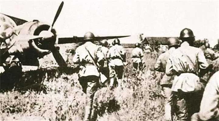Советские солдаты на японском аэродроме У бойца справа каска образца 1936 г - фото 1007