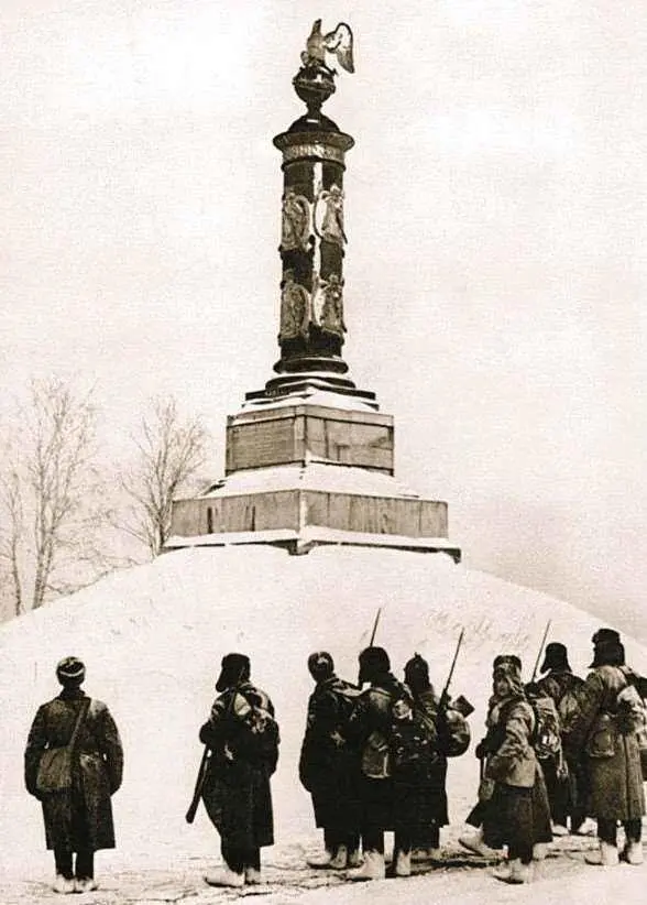 Бойцы Красной Армии у памятника героям Отечественной войны 1812 года в селе - фото 280