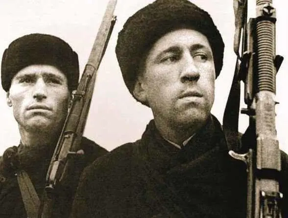 Московские ополченцы Ноябрь 1941 г Боец слева вооружен винтовкой Мосина - фото 233