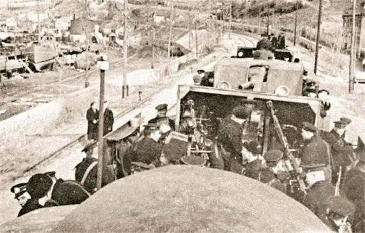 Севастопольский бронепоезд Железняков в боевом рейде Май 1942 г На снимке - фото 363