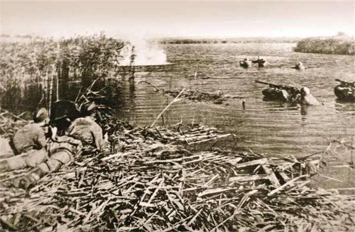Красноармейцы с боем форсируют Днепр Осень 1943 г Сентябрь 1943го - фото 696