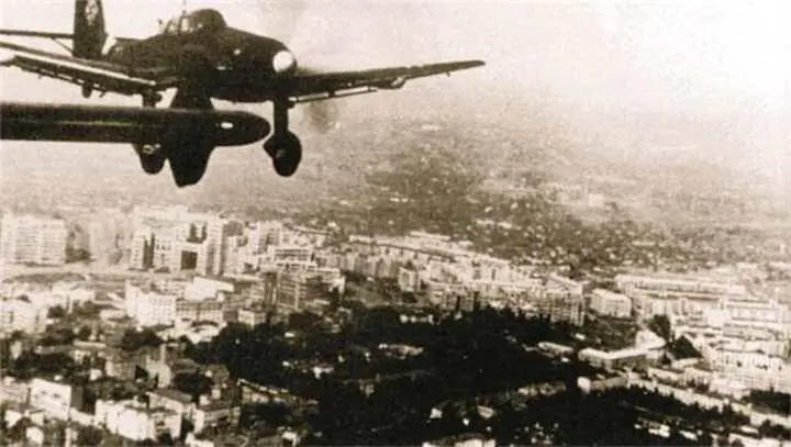 Немецкие пикирующие бомбардировщики Юнкерс Ju87D из состава 77й эскадры - фото 691