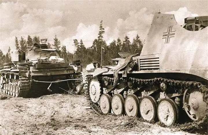 Брошенный немецкий средний танк PzKpfw III и средняя самоходноартиллерийская - фото 832