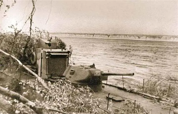 Бронекатер труженик Волжской военной флотилии 1942 год В сражающемся - фото 557