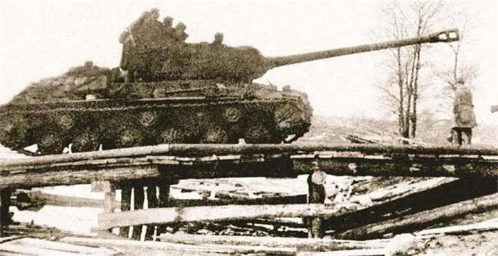 Советский тяжелый танк ИС2 переправляется через Одер 1945 г Усиление - фото 868