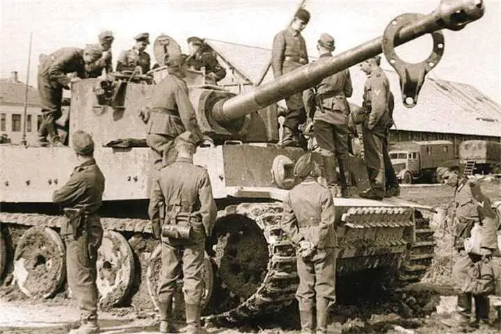 Один из четырех новейших немецких тяжелых танков Тигр PzKpfw VI Tiger I - фото 425