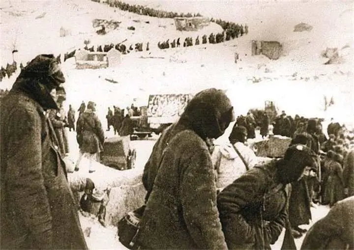 Вереница немецких военнопленных под Сталинградом Февраль 1943 г Сбитый - фото 573