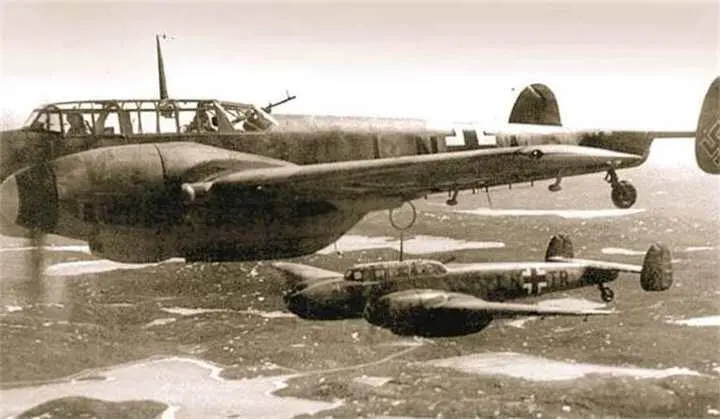 Пара немецких тяжелых истребителей Мессершмитт BF110 из состава 13й - фото 433