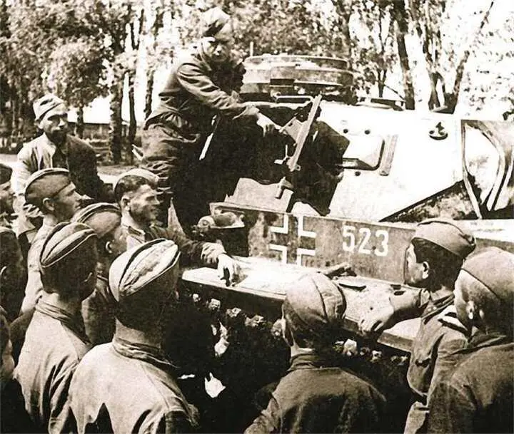 Изучение трофейного немецкого танка PzKpfw III Западный фронт лето 1942 г - фото 317