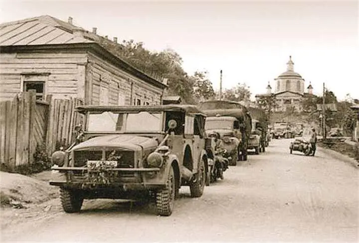 Подразделение Вермахта в предместье Киева Сентябрь 1941 г На переднем плане - фото 207