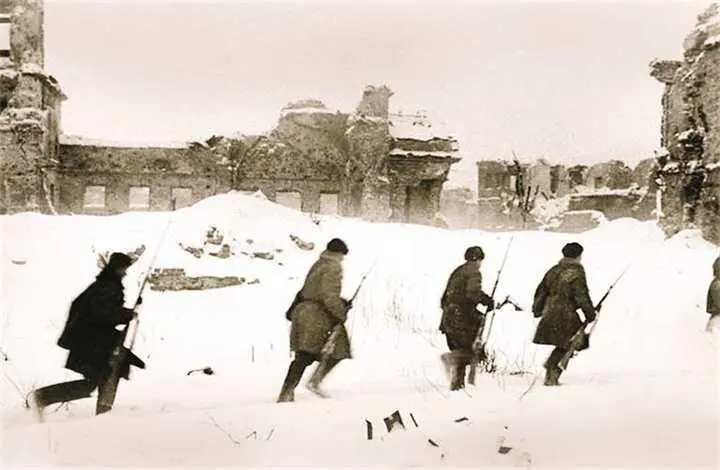 Бойцы продвигаются по территории Шлиссельбургской крепости Зима 19421943 гг - фото 575