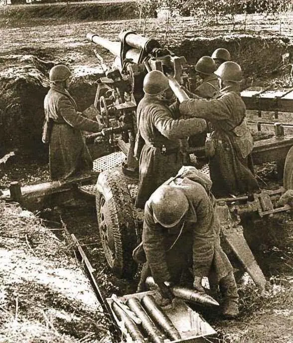 Советская 85миллиметровая зенитная пушка образца 1939 года на прямой наводке - фото 248