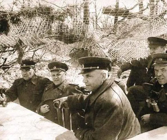Советский командный пункт перед Зееловскими высотами Апрель 1945 г Слева - фото 942
