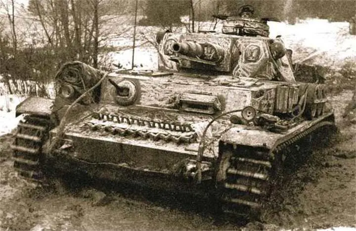 Немецкий танк PzKpfw IV AusfF из 5й танковой дивизии Вермахта преодолевает - фото 274