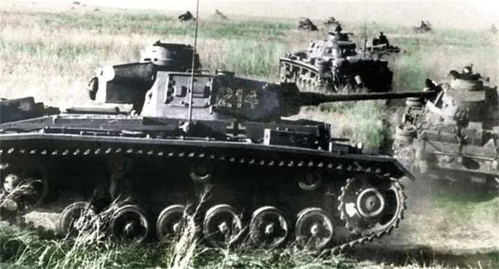 Средние танки PzKpfw III немецкой 23й танковой дивизии на марше Немецкие - фото 602