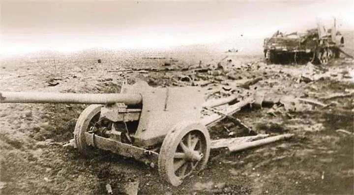 Брошенная немецкая противотанковая пушка PAK40 и ее тягач Удары советской - фото 946