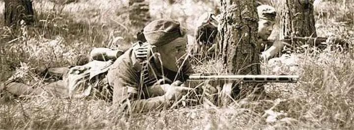 Солдат Русской Освободительной армии вооруженный трофейным советским ППШ41 в - фото 423