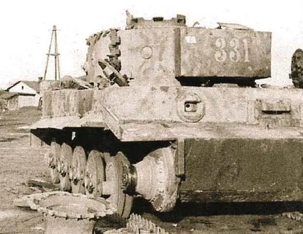 Подбитый тяжелый танк PzKpfw VI Ausf H Тигр из состава 509го тяжелого - фото 707