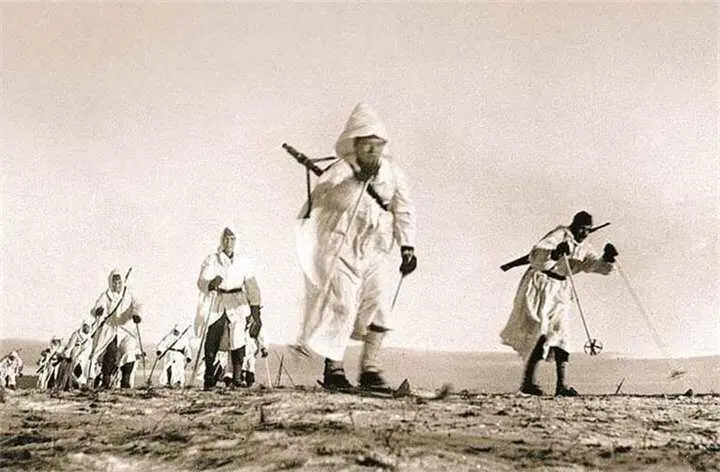 Немецкая пехота на лыжах в районе Ржева Зима 1942 г На переднем плане - фото 308