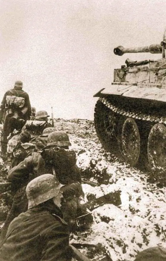 Немецкие солдаты под прикрытием танка PzKpfw VI Тигр из состава 502го - фото 732