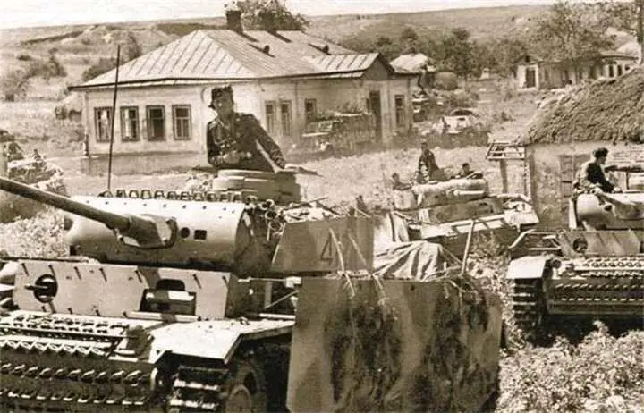 Немецкие экранированные средние танки PzKpfw III на Курской дуге перед началом - фото 641