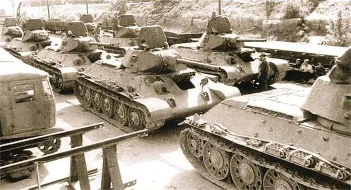 Советские средние танки Т34 и тягачи СТЗ5 на площадке Сталинградского - фото 494