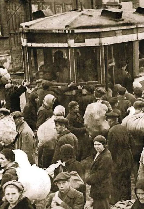 Эвакуирующиеся жители Кировского района Ленинграда 18 сентября 1941 г Этот - фото 380